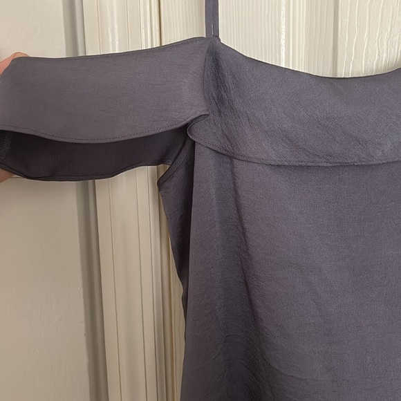 Express off the shoulder top - Picture 2 of 4